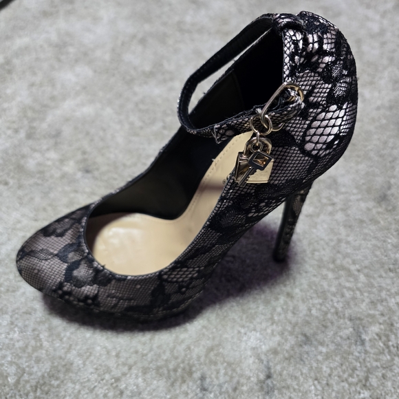 JustFab Black Lace Women's Heels Size 8 Never Worn Lock & Key Accent - Picture 3 of 4